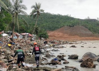 Κατεστραμμένα σπίτια και κατολισθήσεις σε περιοχή του νησιού Λέιτε, στις Φιλιππίνες, μετά την τροπική καταιγίδα Μέγκι (φωτ.:  EPA/ Philippine National Police-Abuyorg Police Station / HANDOUT)