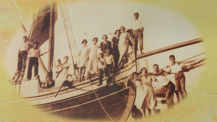 Εικόνα από το φωτογραφικό-ιστορικό λεύκωμα του Ιστορικού Αρχείου Προσφυγικού Ελληνισμού «Η Καλαμαριά στο Μεσοπόλεμο 1920 - 1940. Πρόσφυγες. Δημιουργώντας τη νέα Πατρίδα»