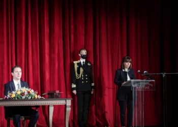 Η Πρόεδρος της Δημοκρατίας Κατερίνα Σακελλαροπούλου απευθύνει χαιρετισμό σε ειδική τελετή για την ανακήρυξή της ως επίτιμης δημότη του Δήμου Ηρωικής Πόλης Νάουσας και της επίδοσης του Χρυσού Κλειδιού της πόλης, στο Δημοτικό Θέατρο της πόλης (φωτ.: ΑΠΕ-ΜΠΕ/Προεδρία της Δημοκρατίας/Θοδωρής Μανωλόπουλος)