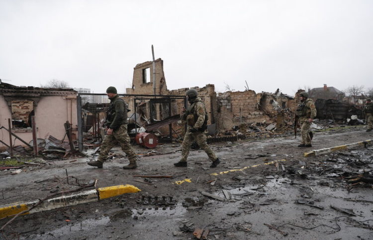 Ουκρανοί στρατιώτες στην κατεστραμένη Μπούτσα (φωτ.: EPA/ Atef Safadi)