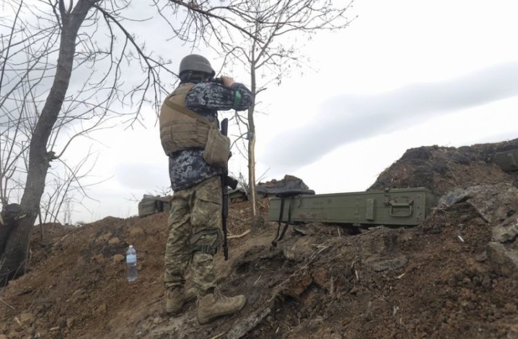 Ουκρανός στρατιώτης παίρνει θέση σε περιοχή ανάμεσα σε Ντονέτσκ και Λουγκάνσκ (φωτ. αρχείου: EPA/ STR)