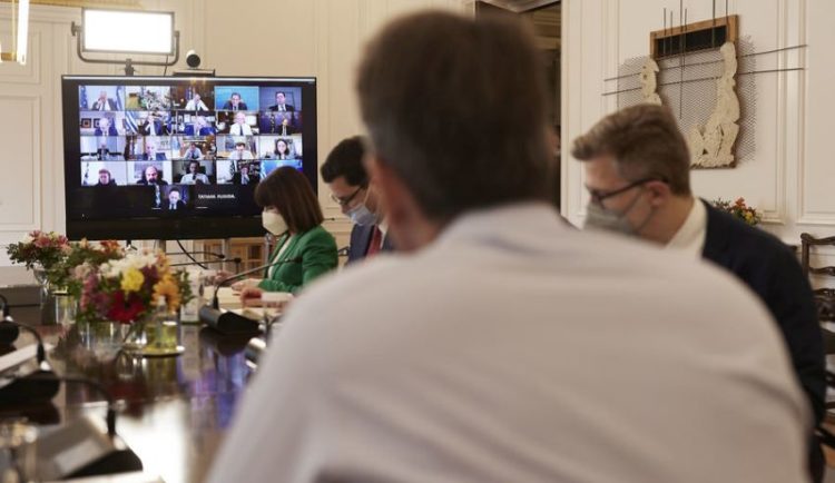 Συνεδρίαση του υπουργικού συμβουλίου υπό τον πρωθυπουργό μέσω τηλεδιάσκεψης (Φωτ.: Δημήτρης Παπαμήτσος/ ΑΠΕ-ΜΠΕ/Γραφείο Τύπου Πρωθυπουργού)