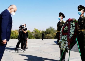 Από την επίσκεψη του Νίκου Δένδια στο μνημείο Γενοκτονίας των Αρμενίων (φωτ. αρχείου: Νίκος Δένδιας/ Twitter)