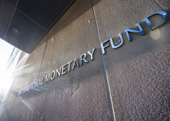 Η επιγραφή έξω από το κτήριο του Διεθνούς Νομισματικού Ταμείου στην Ουάσινγκτον (φωτ.: EPA / Jim lo Scalzo)