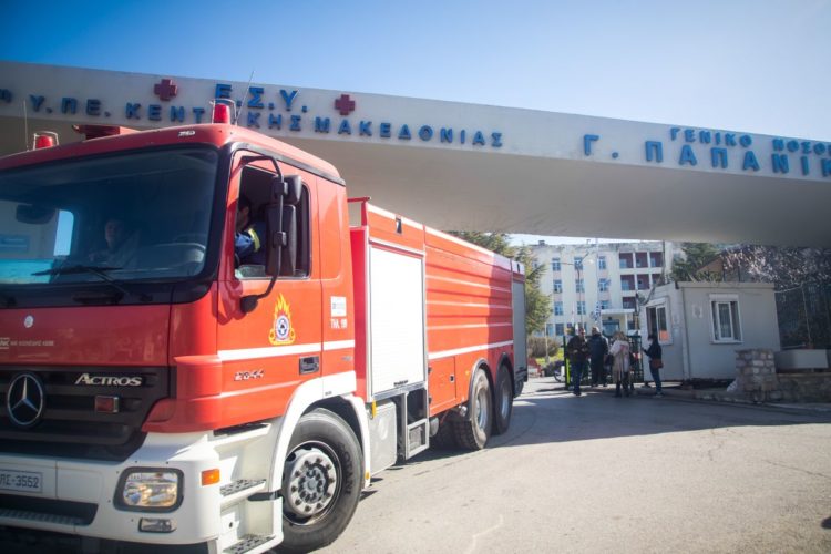 Πυροσβεστικό όχημα μπροστά στο νοσοκομείο «Παπανικολάου» στη Θεσσαλονίκη, λόγω της πυρκαγιάς που ξέσπασε σε θάλαμο της Β' Πνευμονολογικής / Κλινικής Covid (φωτ. αρχείου: EUROKINISSI/ ΒΑΣΙΛΗΣ ΒΕΡΒΕΡΙΔΗΣ)