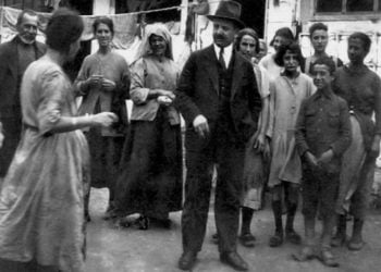 Ο Λεωνίδας Ιασονίδης σε προσφυγικό συνοικισμό, το 1923 (πηγή: Ιστορικό Αρχείο Προσφυγικού Ελληνισμού Δήμου Καλαμαριάς / Συλλογή Άννας Θεοφυλάκτου)