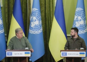 Ο γ.γ. του ΟΗΕ Αντόνιο Γκουτέρες και ο Ουκρανός πρόεδρος Βολοντίμιρ Ζελένσκι στην κοινή συνέντευξη Τύπου, στο Κίεβο (φωτ.: EPA/ Sergey Dolzhenko)