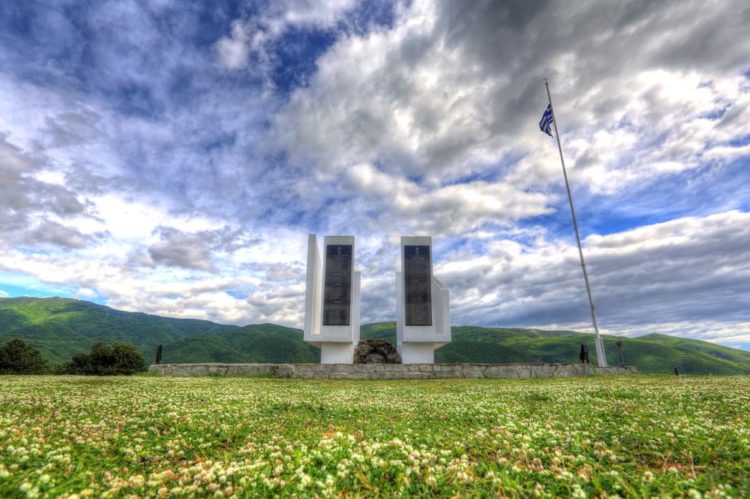 Το μαρμάρινο μνημείο στο οχυρό Λίσσε (φωτ. FACEBOOK/ 1941-2021 : 80 Χρόνια από την Μάχη των Οχυρών - Συλλεκτικό Λεύκωμα)