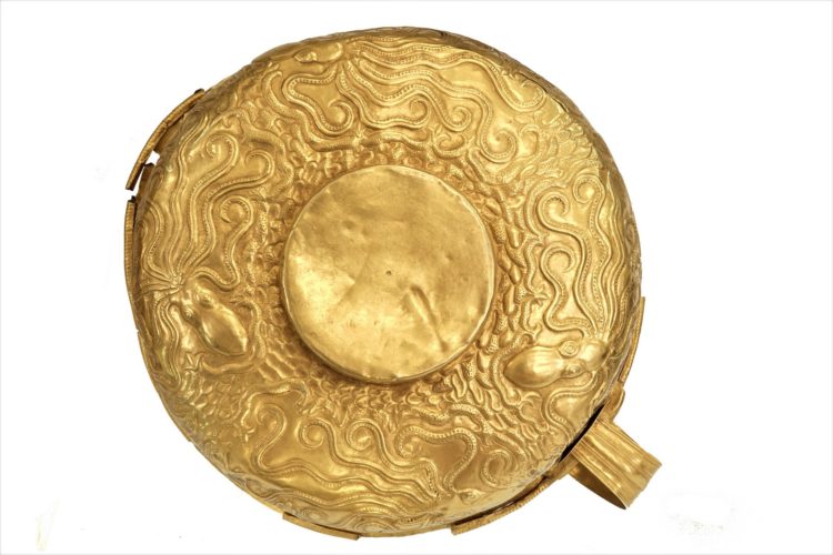 Χρυσό αβαθές κύπελλο με ανάγλυφη διακόσμηση που αποδίδει θαλασσινό τοπίο, από τη Μιδέα (Δενδρά) Αργολίδας. 1500–1300 π.Χ. ΕΑΜ (φωτ.: Εθνικό Αρχαιολογικό Μουσείο/ Μ. Κοντάκη)