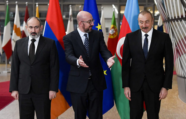 O Νικόλ Πασινιάν, ο Σαρλ Μισέλ και ο Ιλχάμ Αλίγιεφ, σε παλαιότερη συνάντησή τους (φωτ. αρχείου: European Union)