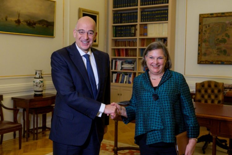 Ο υπουργός Εξωτερικών Νίκος Δένδιας υποδέχθηκε, στις 5 Απριλίου, την υφυπουργό Εξωτερικών των ΗΠΑ Βικτόρια Νούλαντ (φωτ.: ΑΠΕ-ΜΠΕ/ΓΡΑΦΕΙΟ ΤΥΠΟΥ ΥΠΕΞ/STR)