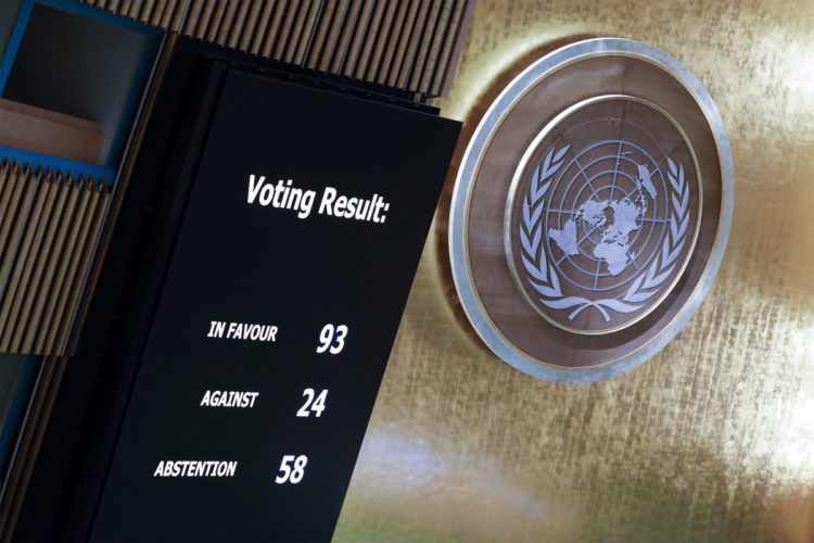 H οθόνη με το αποτέλεσμα της ψηφοφορίας για την προσωρινή απομάκρυνση της Ρωσίας από το Συμβούλιο Ανθρωπίνων Δικαιωμάτων του ΟΗΕ. (φωτ.: EPA/ JASON SZENES)