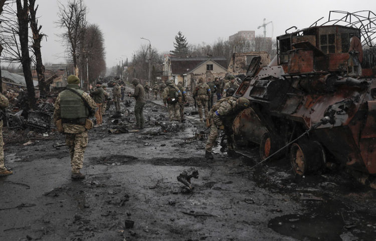 Ουκρανοί στρατιώτες στην κατεστραμένη Μπούκα (φωτ. αρχείου: EPA / Atef Safadi)