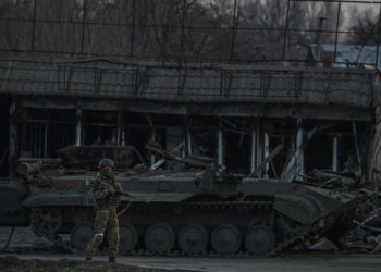 Ρώσος στρατιώτης φυλάσσει ένα κατεστραμμένο τανκ σε μικρή πόλη κοντά στο Ντονέτσκ (φωτ.: EPA / Sergei Ilnitsky)
