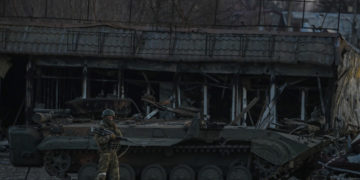 Ρώσος στρατιώτης φυλάσσει ένα κατεστραμμένο τανκ σε μικρή πόλη κοντά στο Ντονέτσκ (φωτ.: EPA / Sergei Ilnitsky)