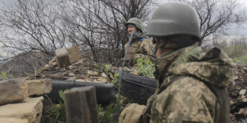 Ουκρανοί στρατιώτες στην περιοχή του Ντονέτσκ (φωτ.: EPA / STR)