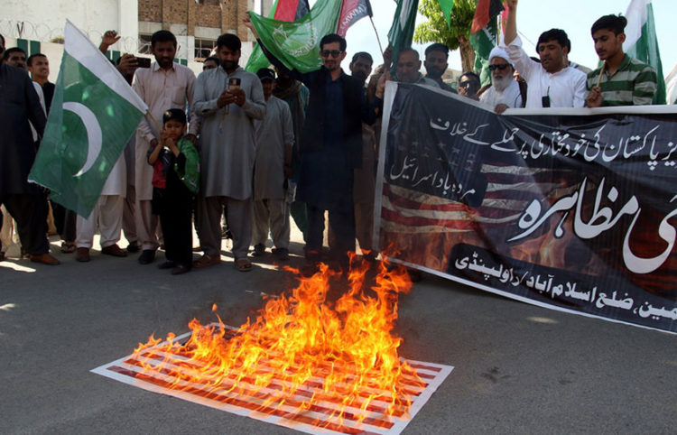 Αντιαμερικανική διαδήλωση στο Ισλαμαμπάντ από ομάδα σιιτών (φωτ.: EPA / Sohail Shahzad)