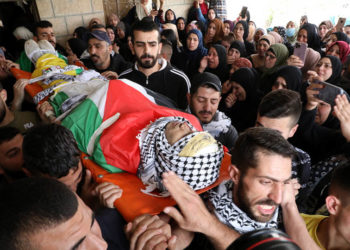 Συγγενείς 21χρονου Παλαιστίνιου που σκοτώθηκε από ισραηλινές δυνάμεις κοντά στη Βηθλεέμ, στις 10 Απριλίου (φωτ.: EPA / Abed Al Hashlamoun)