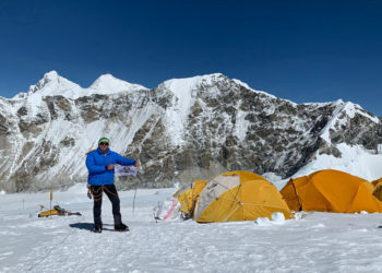 Φωτογραφία αρχείου που εικονίζει τον ορειβάτη Αντώνη Συκάρη,  να φωτογραφίζεται κατά την ανάβαση του σε μια από τις τέσσερις κορυφές πάνω από τα 8.000 μέτρα που πραγματοποίησε μέσα σε ένα χρόνο (φωτ. ΑΠΕ-ΜΠΕ)
