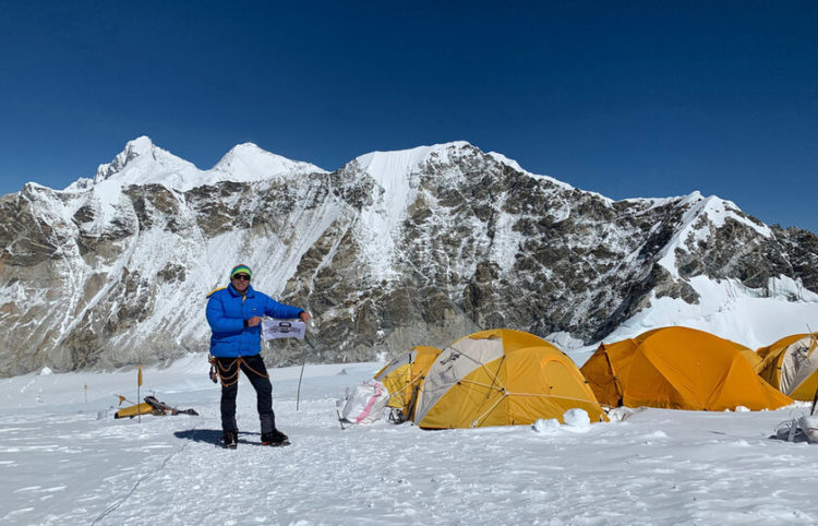 Φωτογραφία αρχείου που εικονίζει τον ορειβάτη Αντώνη Συκάρη,  να φωτογραφίζεται κατά την ανάβαση του σε μια από τις τέσσερις κορυφές πάνω από τα 8.000 μέτρα που πραγματοποίησε μέσα σε ένα χρόνο (φωτ. ΑΠΕ-ΜΠΕ)