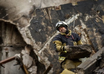 Διασώστης σε κατεστρεμμένο κτήριο σε πόλη κοντά στο Κίεβο (φωτ.: EPA/ Οleg Petrasyuk)