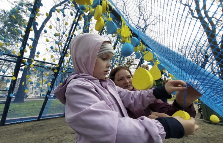 Ουκρανοί κρεμάνε αυγά, συμβολικά εν όψη του Πάσχα (φωτ.: EPA. Mykola Tys)