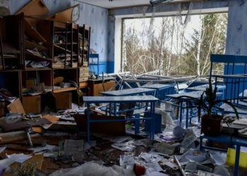 Μία κατεστραμμένη σχολική αίθουσα στο Κίεβο (φωτ.: EPA/ Oleg Petrasyuk)
