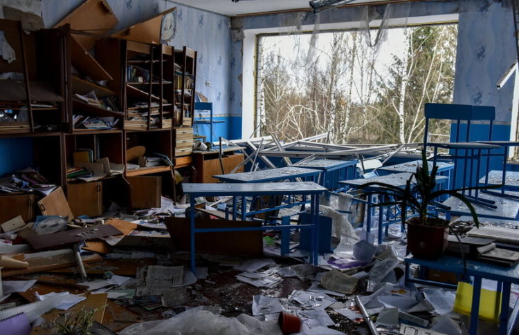 Μία κατεστραμμένη σχολική αίθουσα στο Κίεβο (φωτ.: EPA/ Oleg Petrasyuk)
