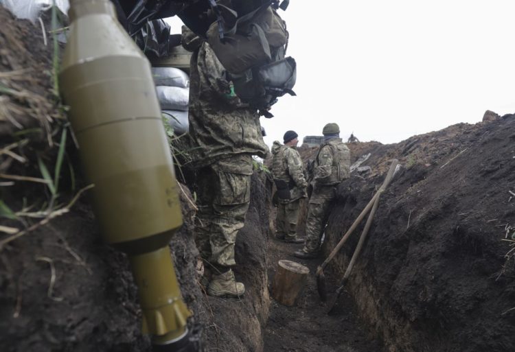 Ουκρανοί στρατιώτες παίρνουν θέση μάχης στη ζώνη ανάμεσα στο Λουχάνσκ και το Ντονέτσκ, στην ανατολική Ουκρανία (φωτ. αρχείου: EPA/ STR)