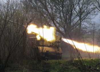 Ουκρανοί στρατιώτες πυροβολούν έναν εκτοξευτήρα πολλαπλών πυραύλων (φωτ.: EPA/ STR)