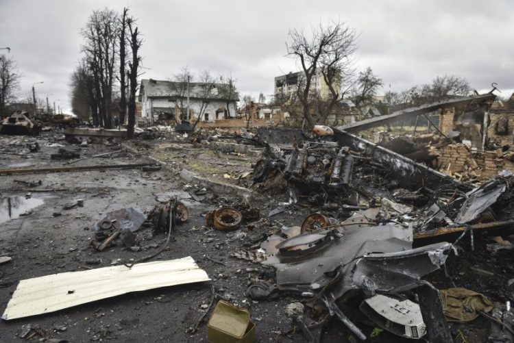 Γενική λήψη ενός κατεστραμμένου, ρωσικού στρατιωτικού οχήματος, σε περιοχή του Κιέβου που επανακτήθηκε από τους Ουκρανούς (φωτ.: EPA/OLEG PETRASYUK)