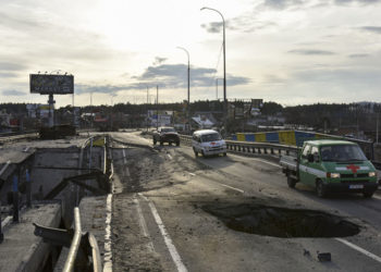 Κατεστραμμένη γέφυρα πάνω από τον ποταμό Ιρπίν στο Χοστομέλ, στην περιφέρεια του Κιέβου (φωτ.: EPA / Oleg Petrasyuk)