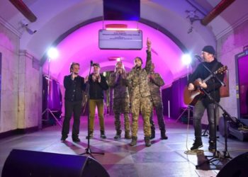 Ο Bono και ο Edge του συγκροτήματος U2 με Ουκρανούς τραγουδιστές από το συγκρότημα Antytila, που υπηρετούν τώρα στον ουκρανικό στρατό, στο σταθμό του μετρό Khreshatyk στο Κίεβο (φωτ.: EPA/OLEG PETRASYUK)