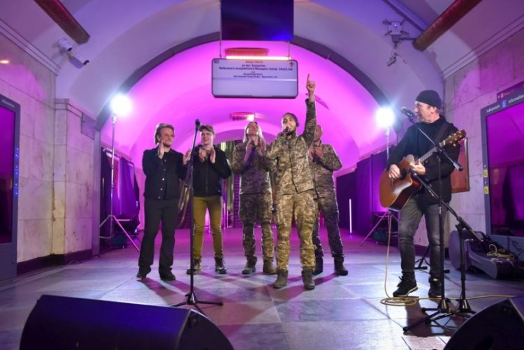 Ο Bono και ο Edge του συγκροτήματος U2 με Ουκρανούς τραγουδιστές από το συγκρότημα Antytila, που υπηρετούν τώρα στον ουκρανικό στρατό, στο σταθμό του μετρό Khreshatyk στο Κίεβο (φωτ.: EPA/OLEG PETRASYUK)
