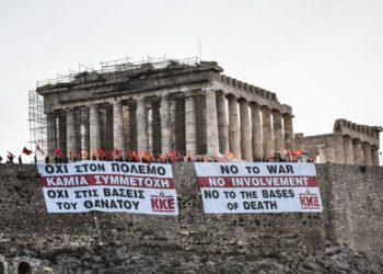 Πανό από μέλη του ΚΚΕ στον βράχο της Ακρόπολης με συνθήματα κατά του πολέμου και της εμπλοκής της χώρας, ενάντια στην Ελληνοαμερικανική Συμφωνία για τις Βάσεις που συζητείται στην Ολομέλεια της Βουλής, Πέμπτη 12 Μαΐου 2022. (Φωτ.: Eurokinissi)