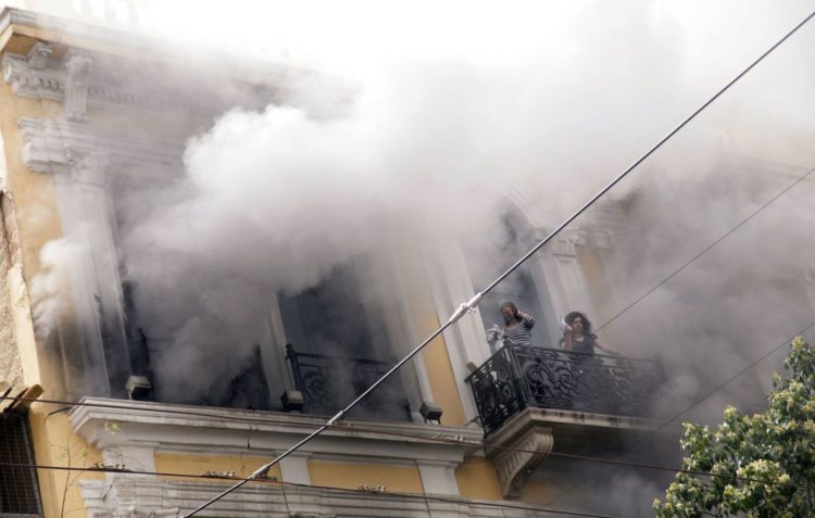 Απεγκλωβισμός υπαλλήλων της MARFIN μετά τη φωτιά που ξέσπασε κατά τη διάρκεια πορείας (Φωτ. αρχείου: Phasma/Αντώνης Πασβαντής)