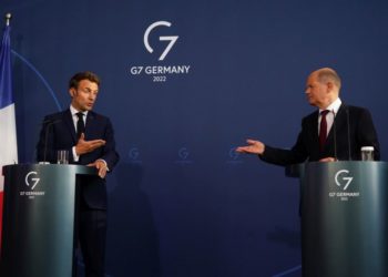 Κοινές δηλώσεις του Γερμανού καγκελάριου Όλαφ Σολτς και του Γάλλου πρόεδρου Εμανουέλ Μακρόν στο Βερολίνο (Φωτ.: Clemens Bilan/EPA)