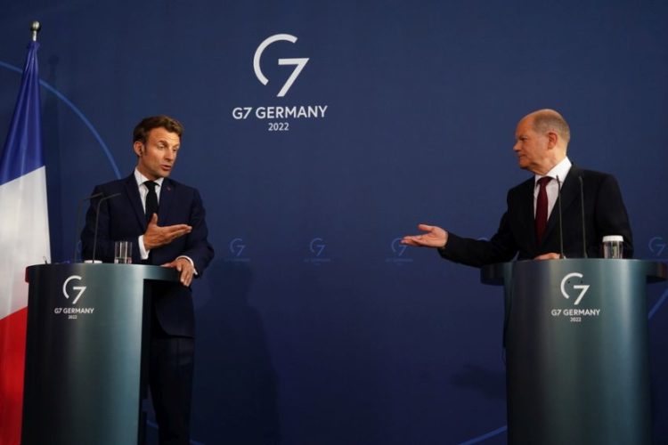 Κοινές δηλώσεις του Γερμανού καγκελάριου Όλαφ Σολτς και του Γάλλου πρόεδρου Εμανουέλ Μακρόν στο Βερολίνο (Φωτ.: Clemens Bilan/EPA)