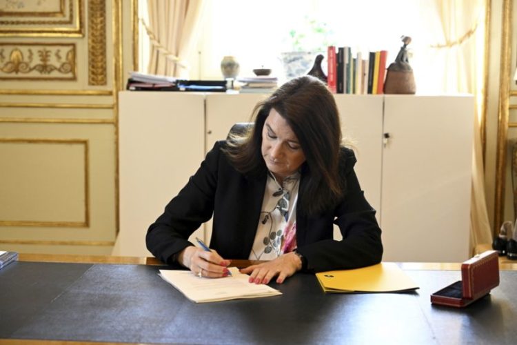 Η υπουργός Εξωτερικών της Σουηδίας Αν Λίντευπογράφει την αίτηση ένταξης στο NATO (φωτ.: EPA/Henrik Montgomery)