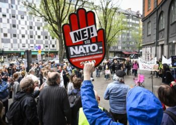 Διαδηλωτές εξέφρασαν την αντίθεσή τους στην είσοδο της Σουηδίας στο NATO, έξω από την έδρα του Σοσιαλδημοκρατικού Κόμματος στη Στοκχόλμη (φωτ.:  EPA/Anders Wiklund/TT SWEDEN OUT)
