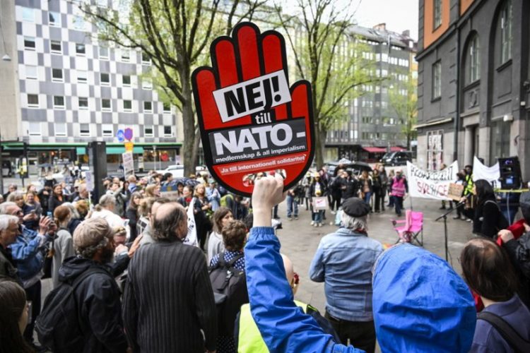 Διαδηλωτές εξέφρασαν την αντίθεσή τους στην είσοδο της Σουηδίας στο NATO, έξω από την έδρα του Σοσιαλδημοκρατικού Κόμματος στη Στοκχόλμη (φωτ.:  EPA/Anders Wiklund/TT SWEDEN OUT)
