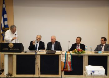 Ο Στέφανος Τανιμανίδης κατά τη διάρκεια της παρουσίασης του βιβλίου του, υπό το βλέμμα του Θεόφιλου Καστανίδη, του Κώστα Χαρδαβέλλα, του Ηλία Πετρόπουλου και του Δημήτρη Καιρίδη (φωτ.: Ανδρέας Πανταζής)