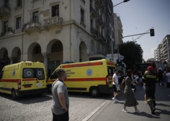 Ασθενοφόρα του ΕΚΑΒ κατά τη διάρκεια πυρκαγιάς στο κέντρο της Θεσσαλονίκης την Παρασκευή 27 Μαΐου 2022. (Φωτ.: Δημήτρης Τοσίδης/ΑΠΕ-ΜΠΕ)