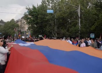 Αρμένιοι διαδηλώνουν στο Γερεβάν (φωτ.: TWITTER/ Lola García-Ajofrín)