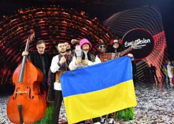 Οι Kalush Orchestra από την Ουκρανία μετά την ολοκλήρωση της ψηφοφορίας του 66ου διαγωνισμού τραγουδιού της Eurovision, στο Τορίνο της Ιταλίας (φωτ.: EPA/ Alessandro di Marco)