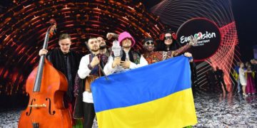 Οι Kalush Orchestra από την Ουκρανία μετά την ολοκλήρωση της ψηφοφορίας του 66ου διαγωνισμού τραγουδιού της Eurovision, στο Τορίνο της Ιταλίας (φωτ.: EPA/ Alessandro di Marco)