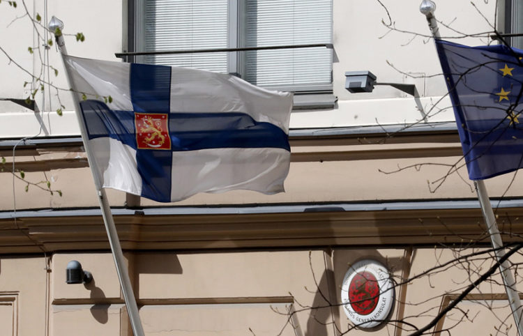 Η σημαία της Φινλανδίας έξω από το προξενείο της χώρας στην Αγία Πετρούπολη (φωτ.: EPA / Anatoly Maltsev)