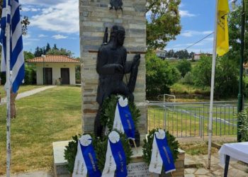 Στεφάνια στο άγαλμα του Ακρίτα, στο Μονοπήγαδο Θέρμης (φωτ.: thermisnews.gr)
