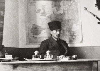 Ο Μουσταφά Κεμάλ στο γραφείο του στην Άγκυρα. Η φωτογραφία ελήφθη στις 3 Μαρτίου 1921 από τον Αμερικανό δημοσιογράφο Κλάρενς Στρέιτ  (πηγή: isteataturk.com)