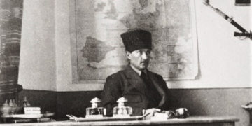 Ο Μουσταφά Κεμάλ στο γραφείο του στην Άγκυρα. Η φωτογραφία ελήφθη στις 3 Μαρτίου 1921 από τον Αμερικανό δημοσιογράφο Κλάρενς Στρέιτ  (πηγή: isteataturk.com)